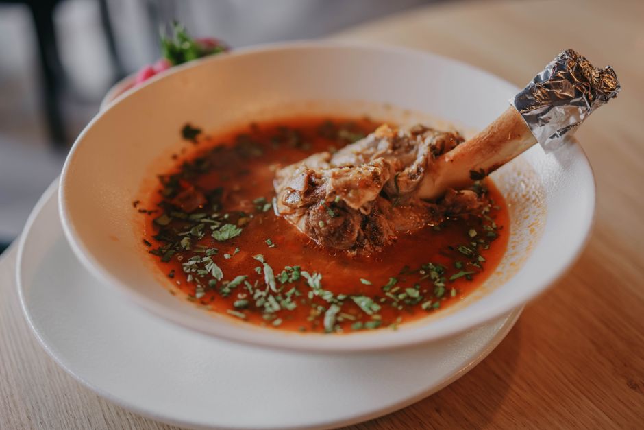 Nutrition and wellness research guide focusing on bone broth and glycine healthy choices