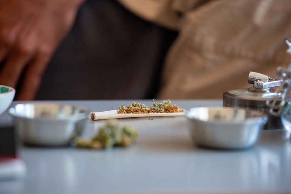 Nutrition and wellness research guide focusing on how walking 10 minutes after meals blunts blood sugar spikes healthy choices